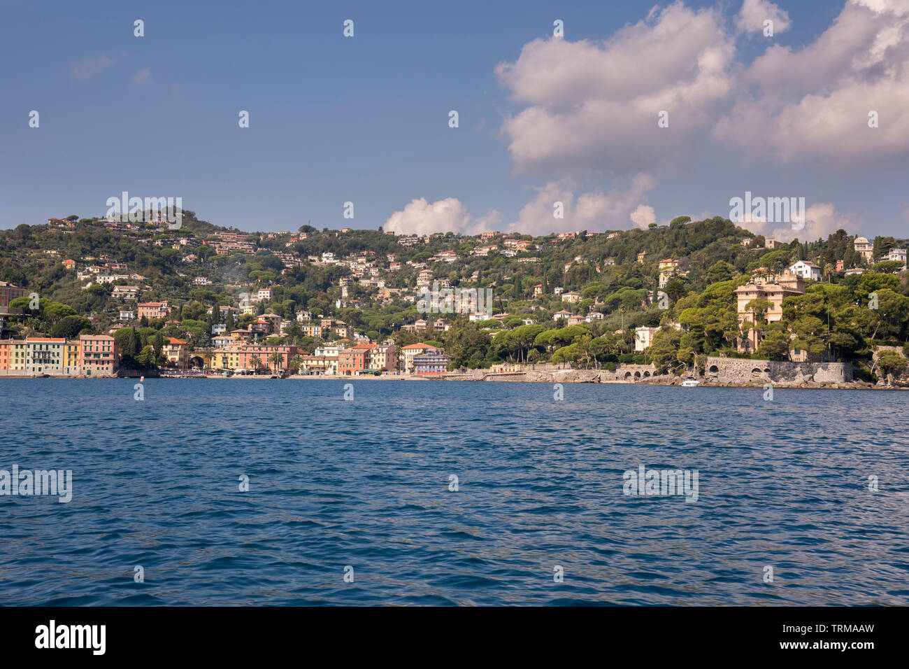 Paysages, maisons et villas vu lors d'un voyage en bateau sur la côte de Portofino à Gênes en Italie Banque D'Images