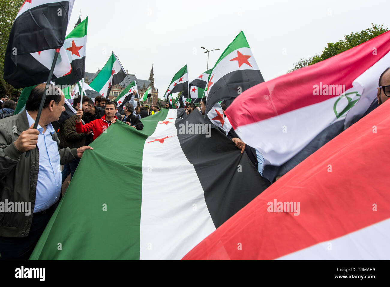 Un groupe de Syriens résidant aux Pays-Bas et l'Allemagne de protestation devant la Cour internationale de Justice (Palais de la paix) de la Haye, contre l'esprit du régime iranien avec les gens. Ahwazi Banque D'Images