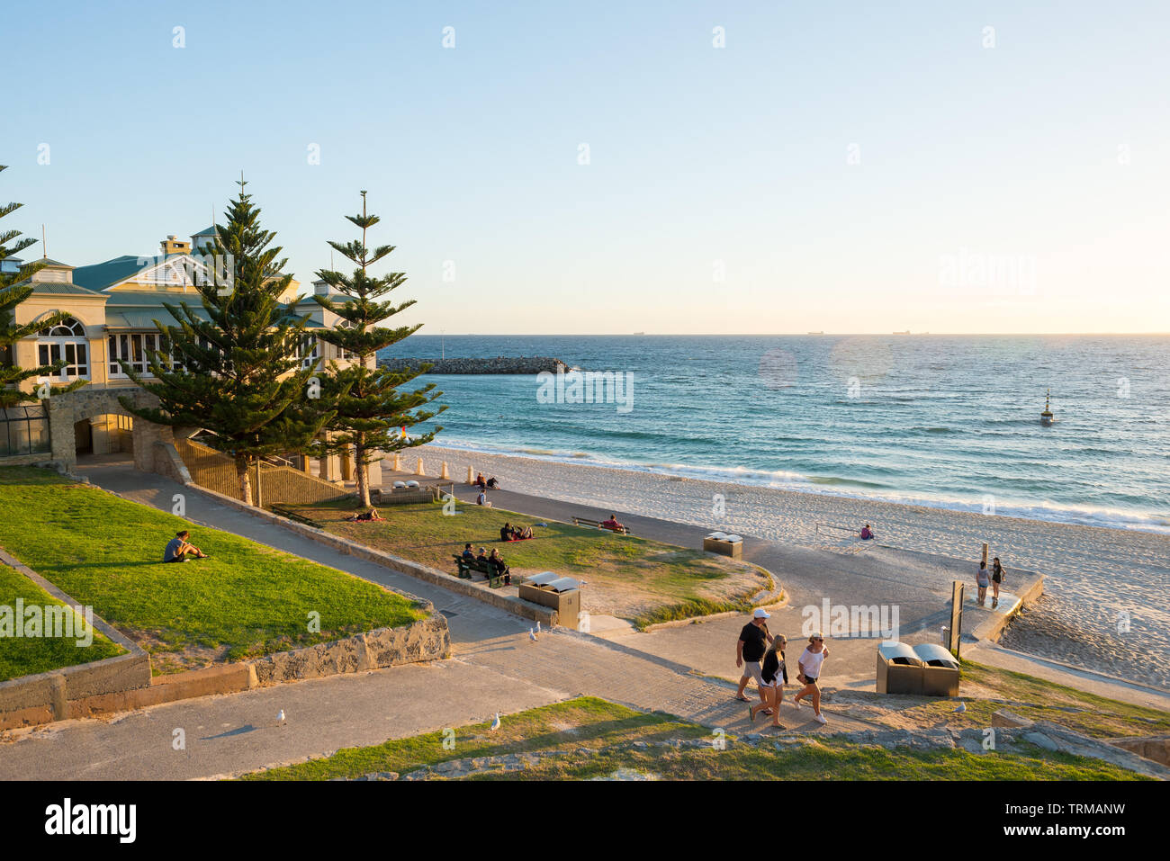 Le soleil se couche sur la plage de Cottesloe Beach et sur l'Indiana Teahouse à Cottesloe, à Perth, en Australie occidentale. Banque D'Images