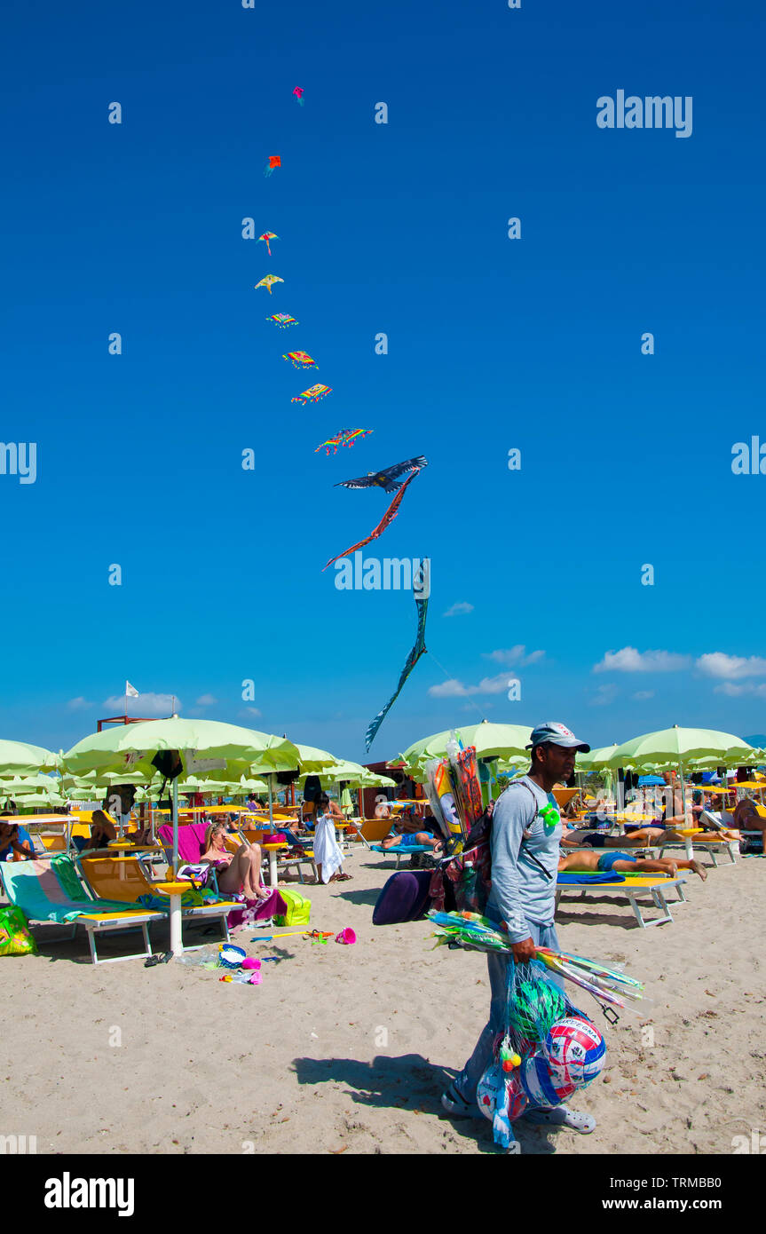 Man selling kites, plage de Poetto Cagliari, Sardaigne, Italie , Banque D'Images