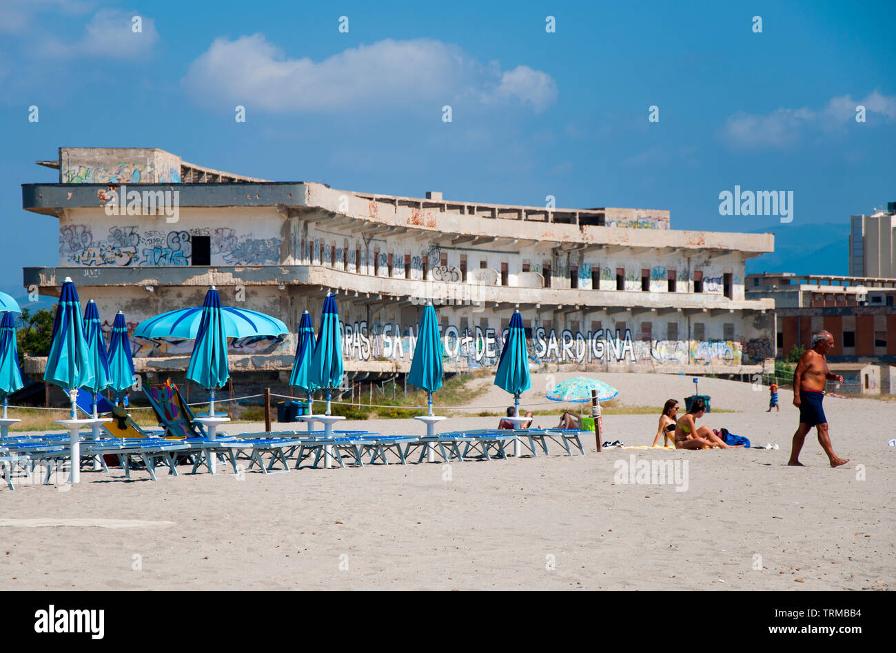 L'hôpital abandonné, la plage de Poetto Cagliari, Sardaigne, Italie , Banque D'Images