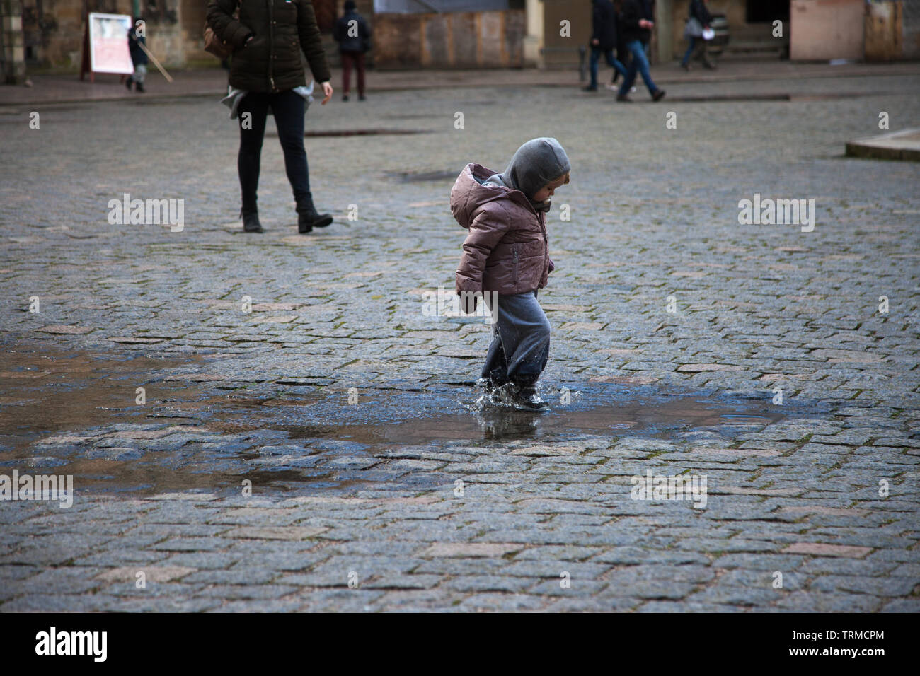 Enfant jouant dans la pluie Banque D'Images