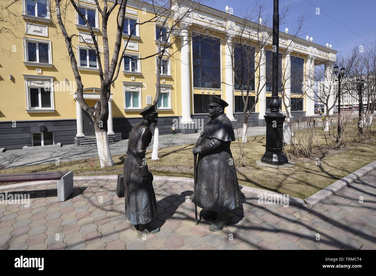 Sculptures de gras et fins, des personnages de Tchekhov une histoire courte, à côté du Théâtre de Tchekhov, Yuzhno-Sakalinsk, l'île de Sakhaline, en Russie Banque D'Images