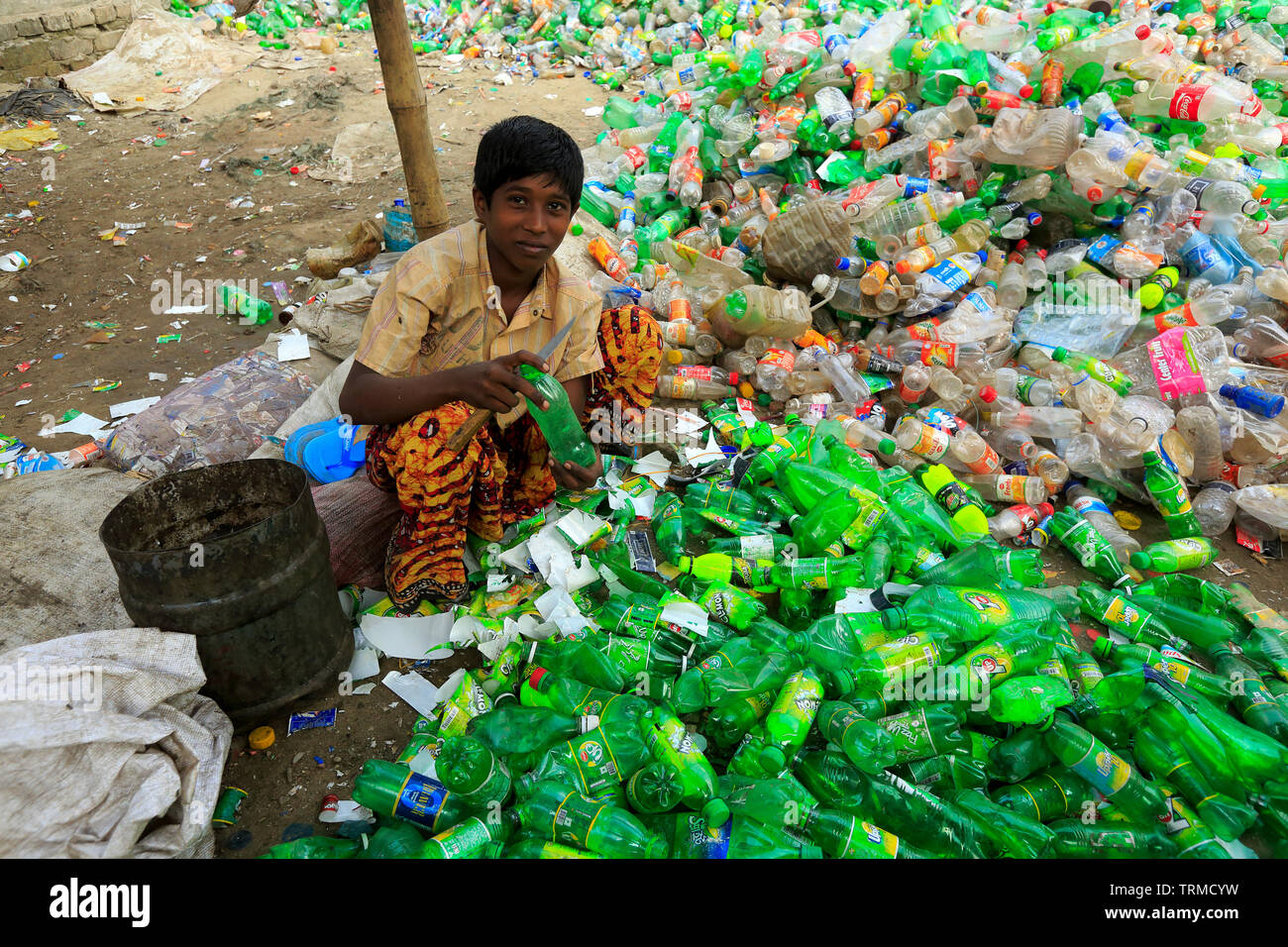 Usine de recyclage de plastique à Dhaka, au Bangladesh. Banque D'Images