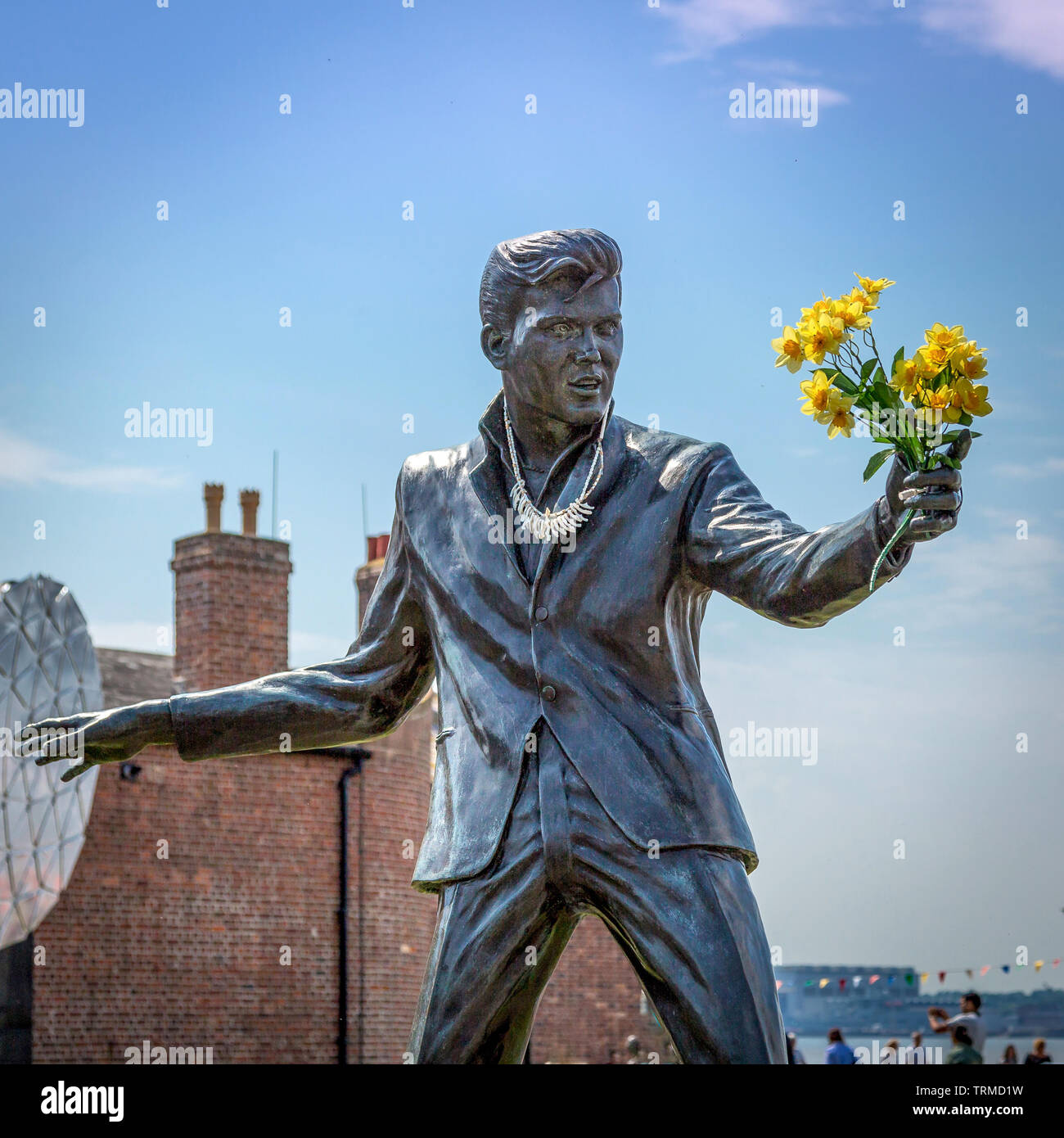 Billy Fury statue en l'Albert Dock holding quelques fleurs. Banque D'Images