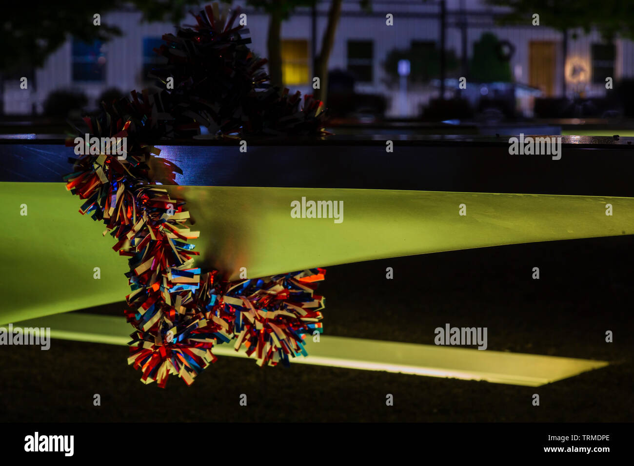 Couronne sur un banc en porte-à-faux courts et memorial en commun une partie du Pentagone sur la nuit Banque D'Images
