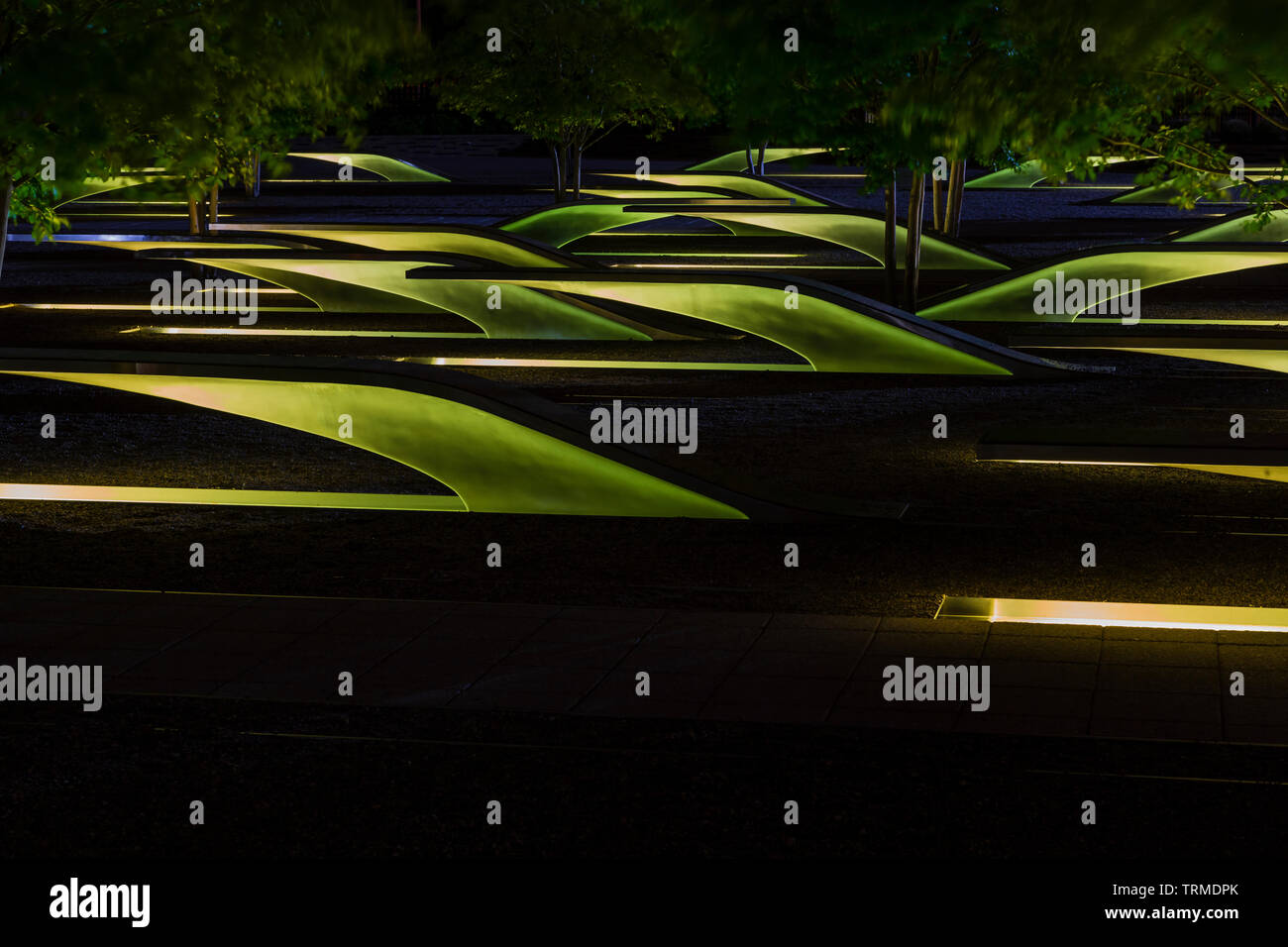 Banc en porte-à-faux courts et memorial en commun une partie du Pentagone sur la nuit Banque D'Images