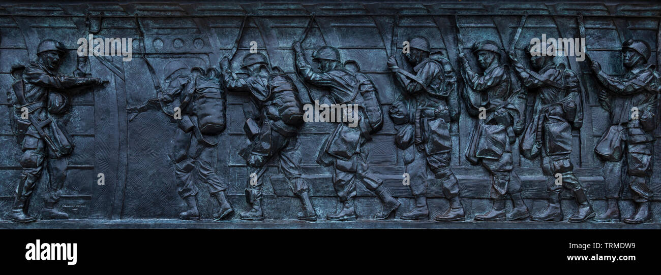 Mémorial DE LA SECONDE GUERRE MONDIALE. L'un des vingt-quatre bas-relief en bronze représentant des scènes et des événements panneau de l'effort de guerre. National Mall Washington DC Banque D'Images