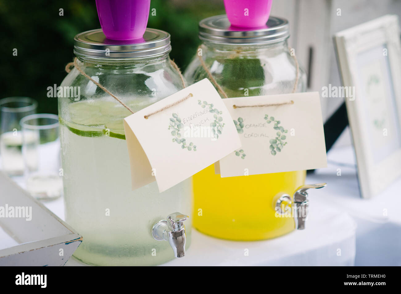 Des cocktails maison dans les distributeurs de boissons à l'extérieur en été sur une table. Summer garden party Banque D'Images