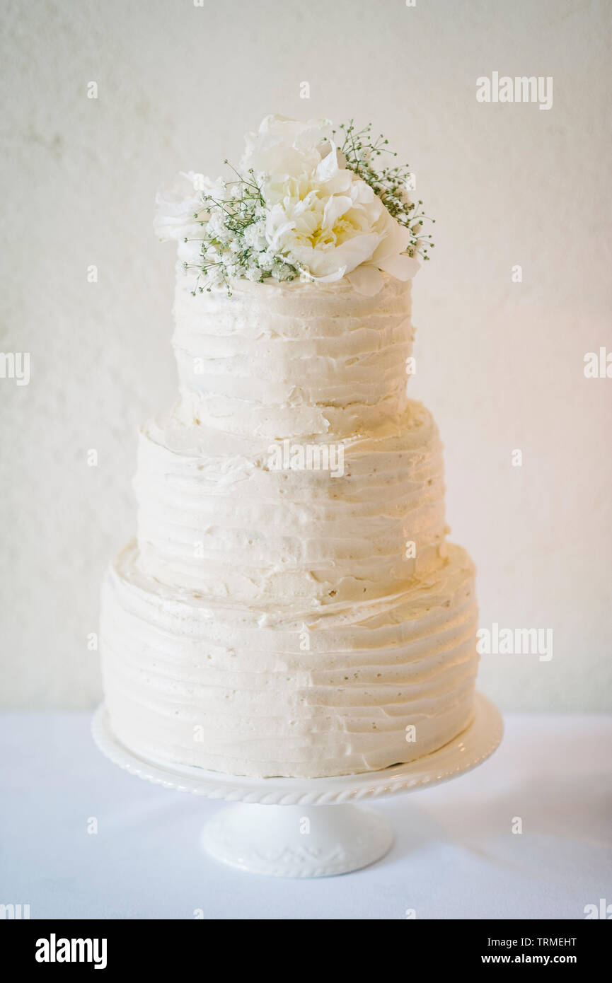 Traditionnel élégant blanc étagée gâteau de mariage décoré de fleurs Banque D'Images
