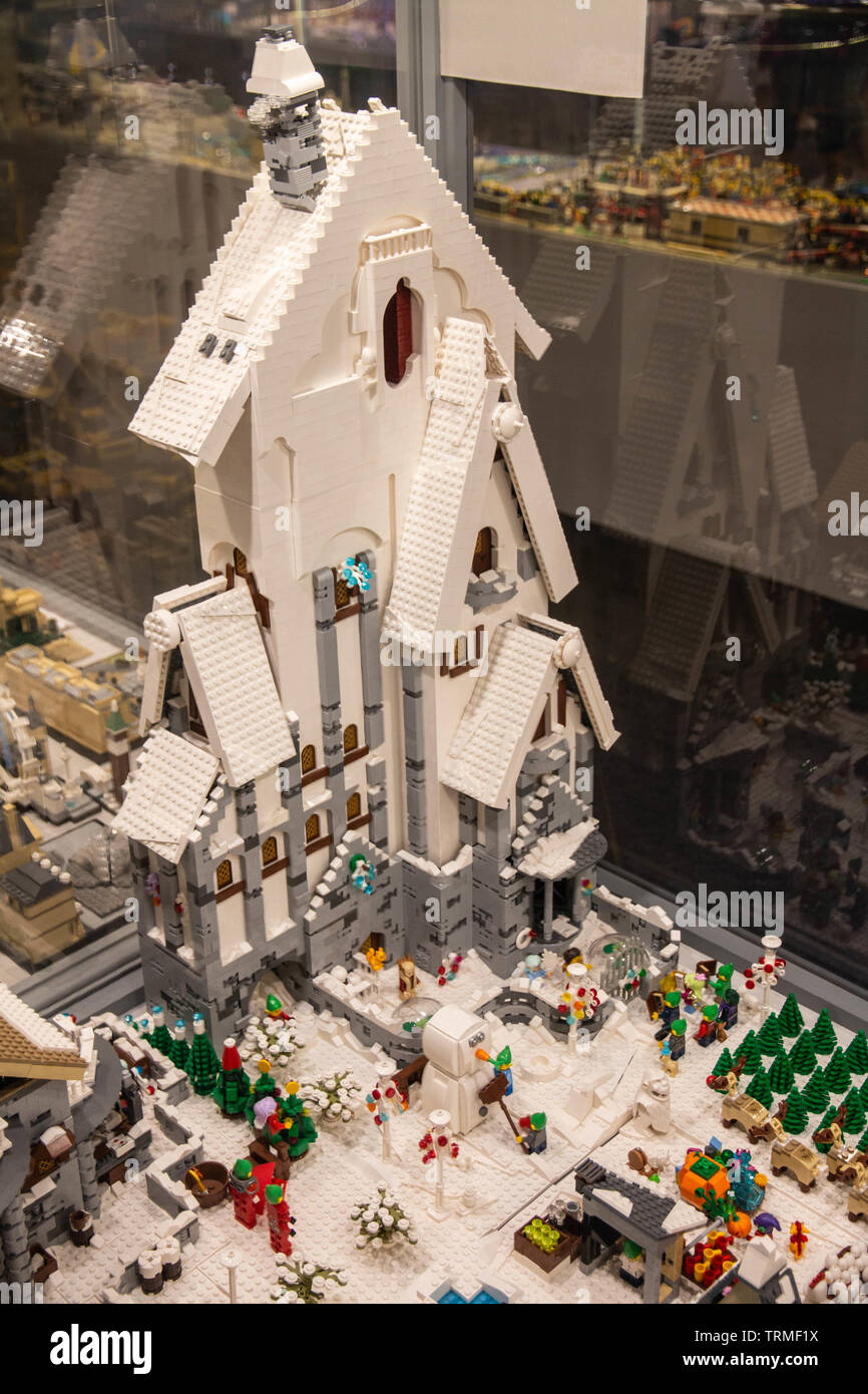 Village d'hiver. Exposition LEGO 2019, Budapest, Hongrie. Banque D'Images