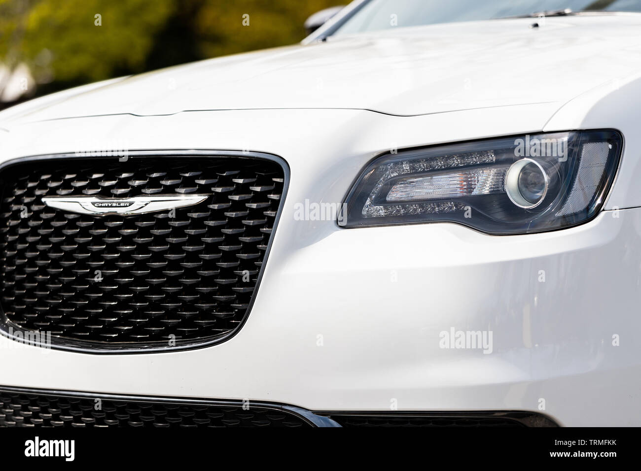 L'avant d'une Chrysler 300 2018 blanche avec un beau bokeh / arrière-plan flou. Banque D'Images
