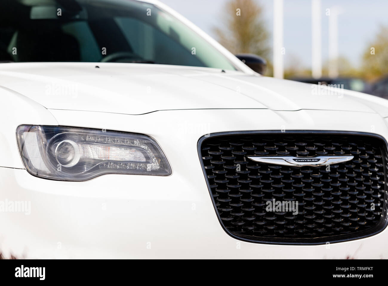 L'avant d'une Chrysler 300 2018 blanche avec un beau bokeh / arrière-plan flou. Banque D'Images