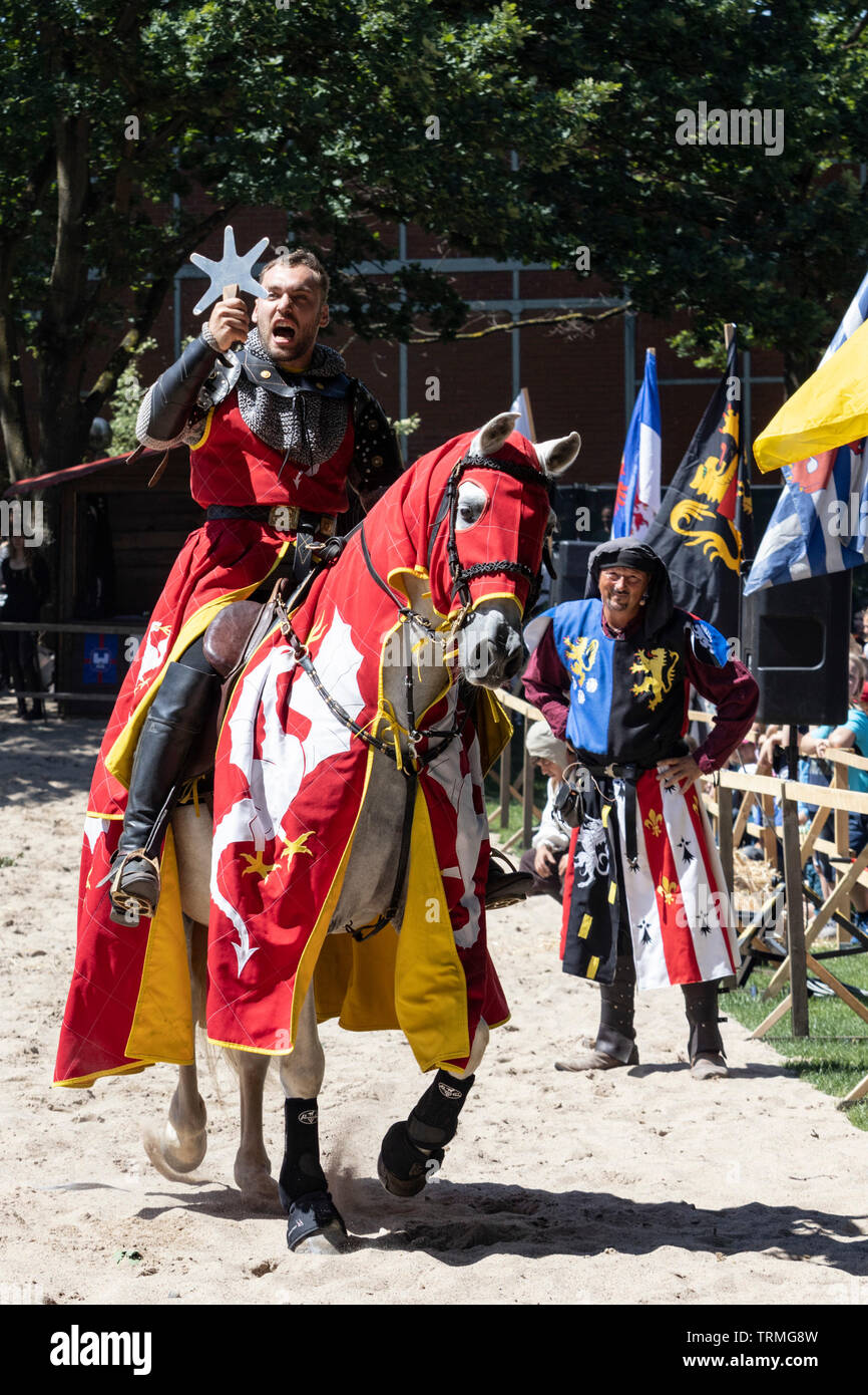 Mülheim an der Ruhr, Allemagne. 9 juin, 2019. L'assemblée trois jours de fête médiévale Pfingst-Spektakulum attrackted au cours de la Pentecôte, maison de vacances avec des milliers de visiteurs et une grande affiche de joutes marché médiéval. Festival se termine le lundi 10 juin. Credit : Bettina Strenske/Alamy Live News Banque D'Images