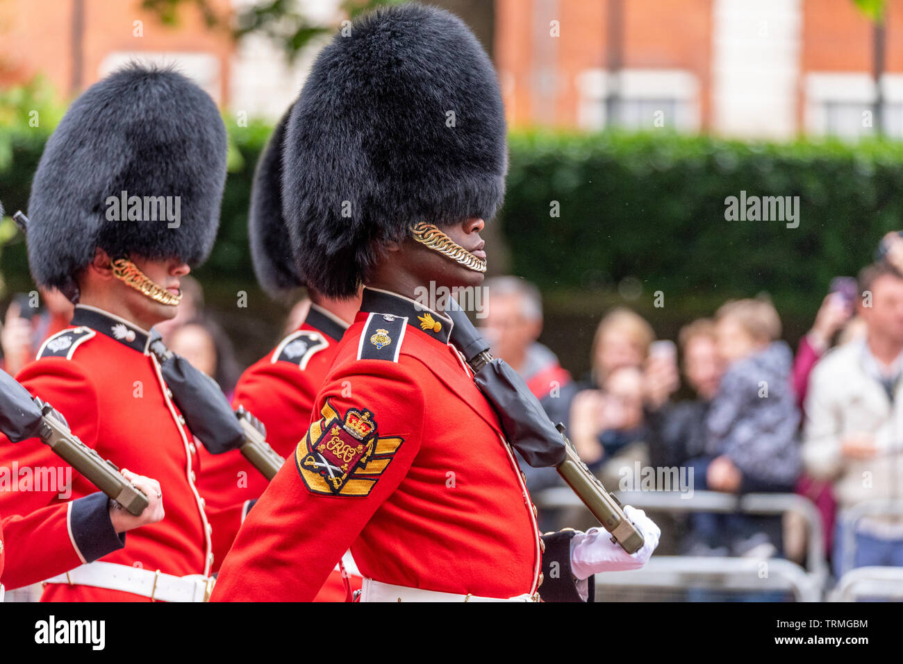 Grenadier Guards marchant sur le Mall, Londres, Royaume-Uni pendant Trooping the Colour 2019. Habiller les uniformes. Officier coloré. Personne de couleur Banque D'Images