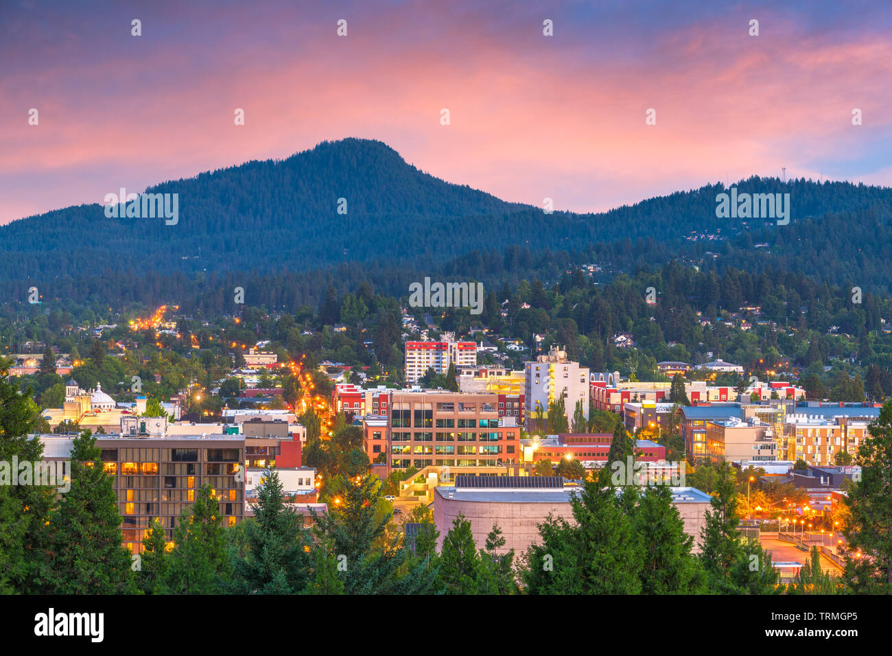 Eugene, Oregon, USA Centre-ville paysage urbain au crépuscule. Banque D'Images