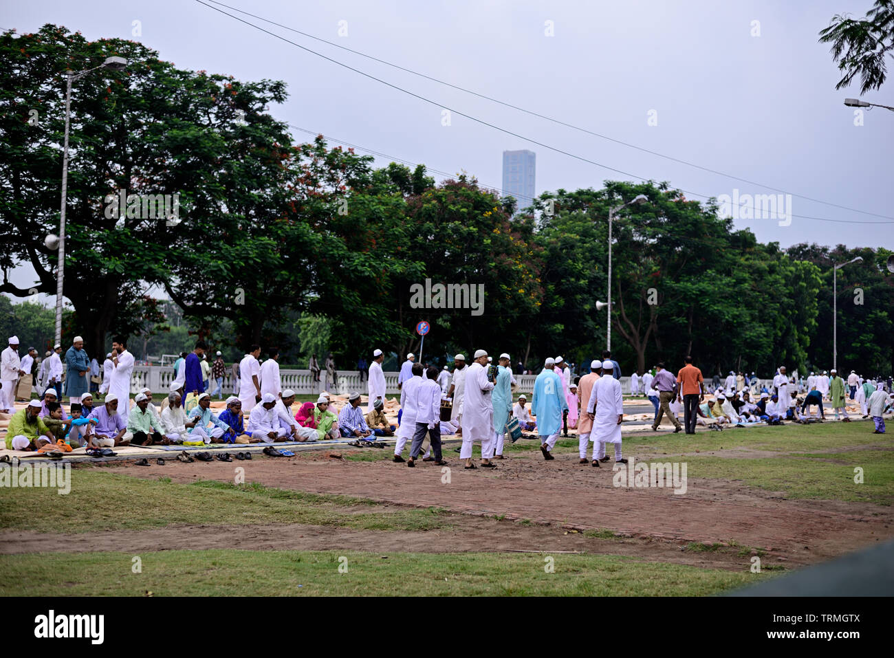 Calcutta, Inde - 5 juin 2019 : les musulmans célèbrent l'Eid al fitar. Après avoir lu eid ul fitr namaz, les gens vont Banque D'Images