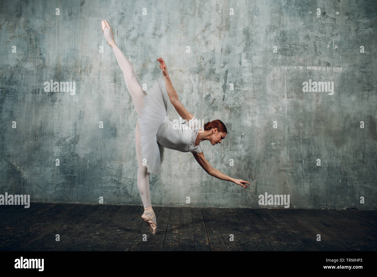 Ballerine dans la salle de bal. Belle jeune femme danseuse de ballet, habillés en tenue professionnelle, pointes et tutu blanc. Banque D'Images
