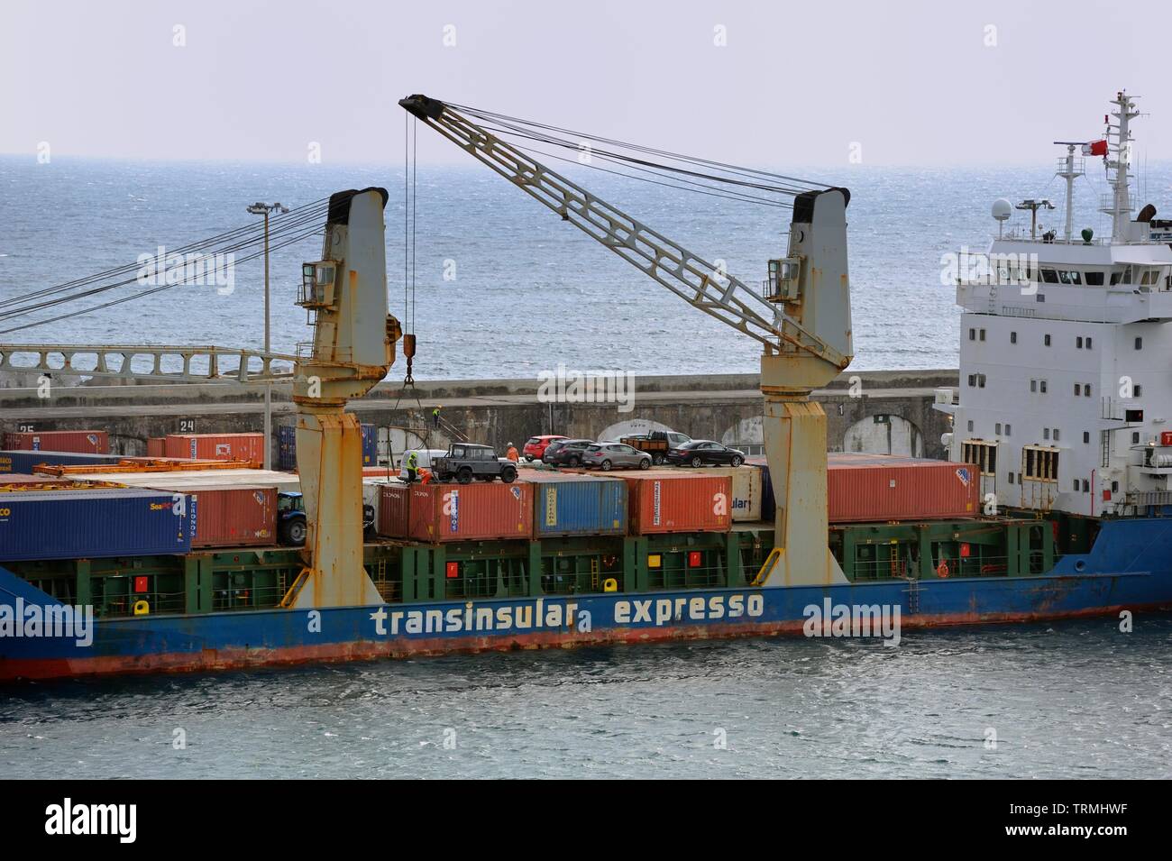 Ponta Delgada, Açores - 23 avril 2019:Ponta do Sol, d'être chargés avec des voitures Banque D'Images