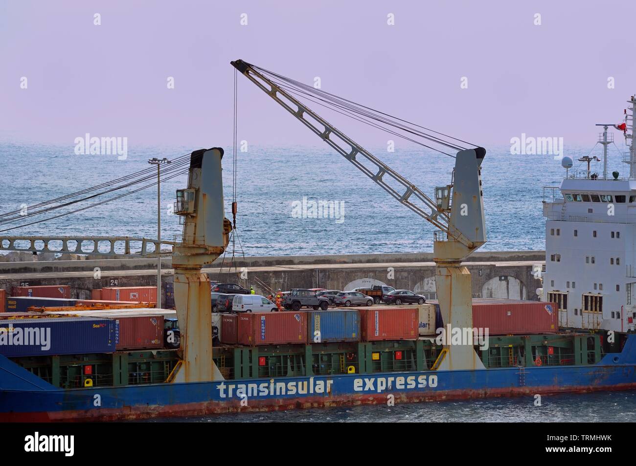 Ponta Delgada, Açores - 23 avril 2019:Ponta do Sol, d'être chargés avec des voitures Banque D'Images