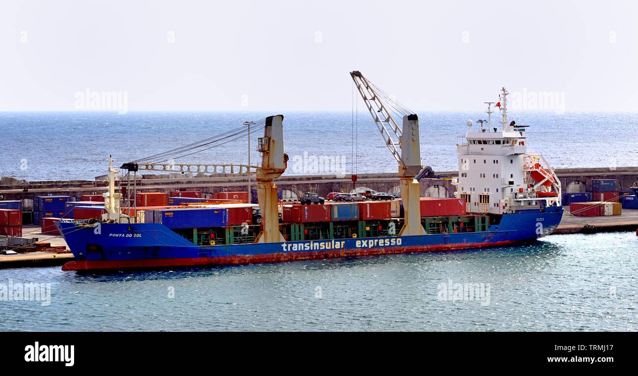 Ponta Delgada, Açores - 23 avril 2019:Ponta do Sol, d'être chargés avec des voitures Banque D'Images