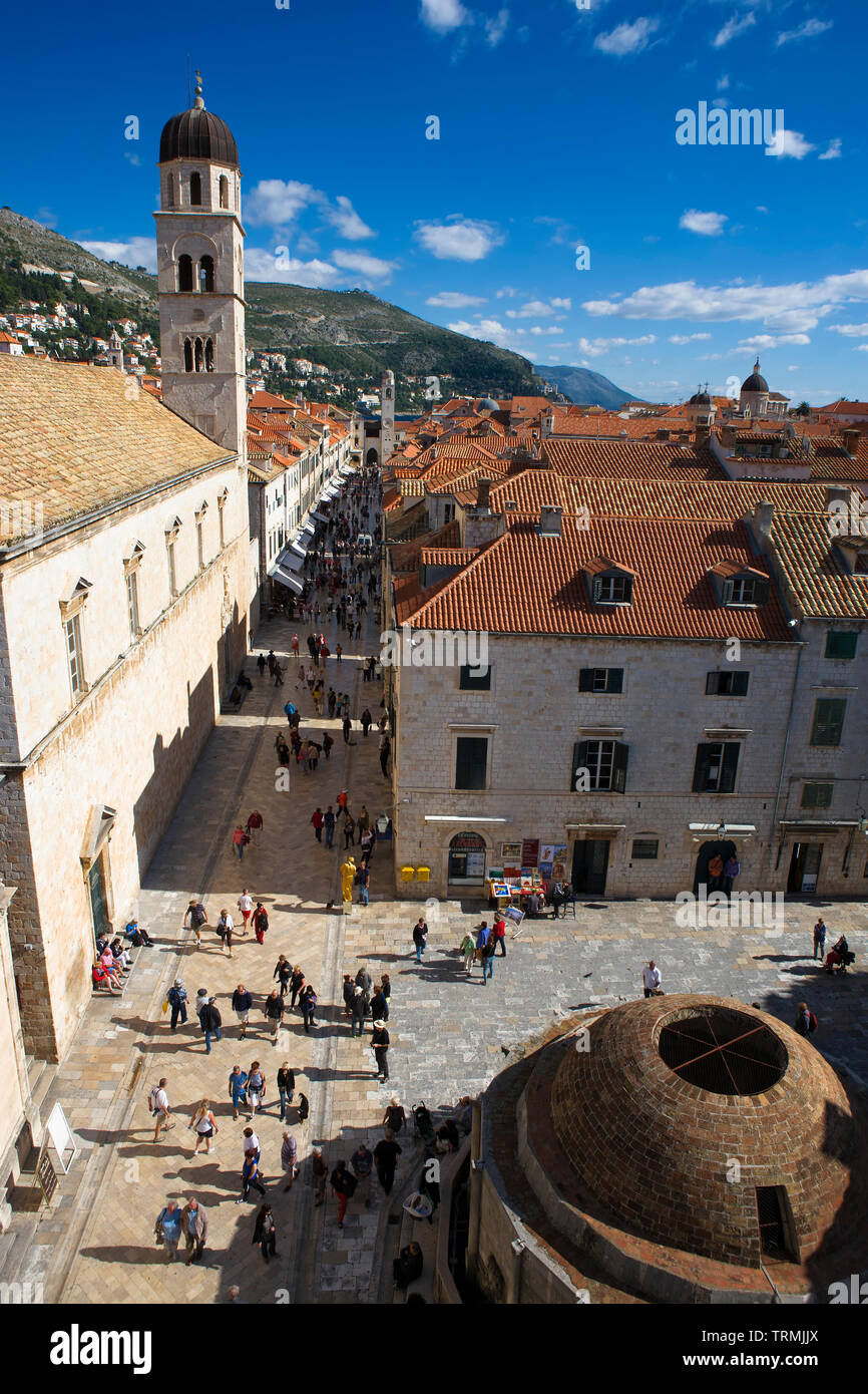 Vue sur la vieille ville de Dubrovnik, Croatie de la Porte Pile, montrant la fontaine Onofrio, Stradun, et le beffroi du monastère franciscain Banque D'Images