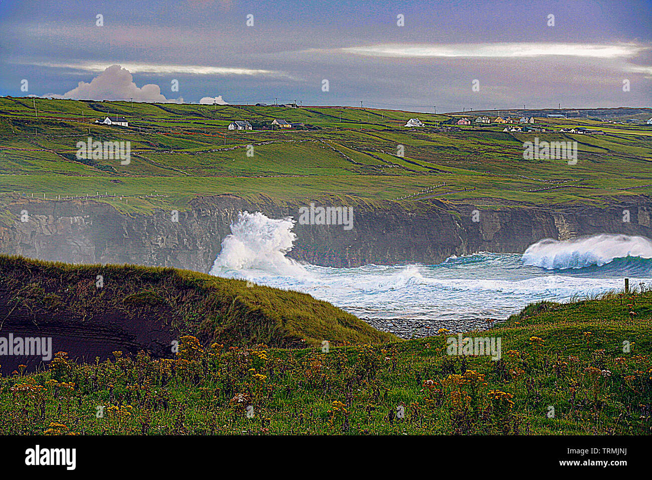 Des vagues spectaculaires sur la côte de Doolin, le Burren, comté de Clare Irlande Banque D'Images