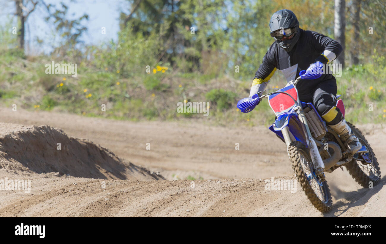 Leader de la course sur piste de motocross rider Skallsjöbanan Floda, circuit en Suède en tenant un corner Banque D'Images