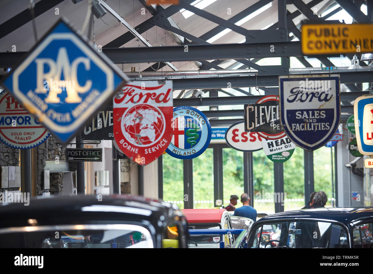 Vintage enamel enseignes publicitaire sur l'affichage à l'Lakeland Motor Museum, Newby Bridge, Windermere, Cumbria, UK, FR Banque D'Images