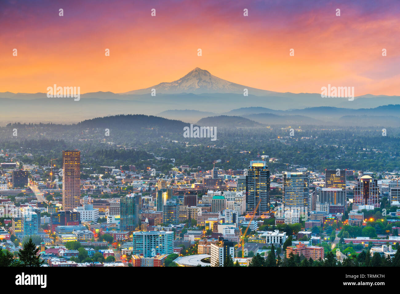 Portland, Oregon, USA Le centre-ville avec Mt. Le capot à l'aube. Banque D'Images