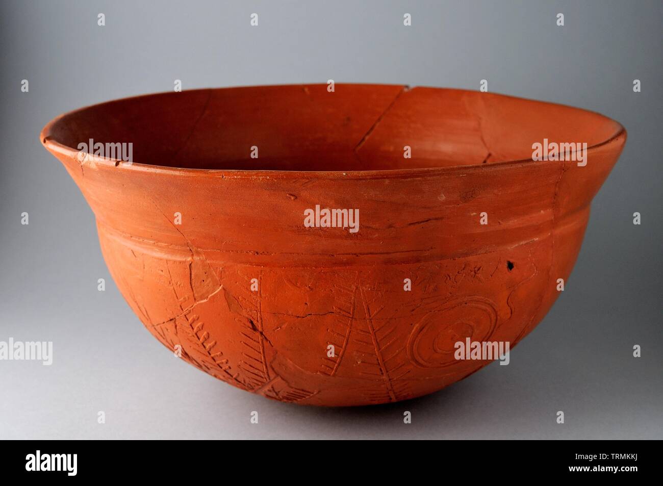 Bol en céramique , Terre Sigillée hispanique avec décor géométrique et végétale, genre Faites glisser . 13 x 25 cm. (3 e - 4 e ) - période romaine, à partir de l'archaebactérie Banque D'Images