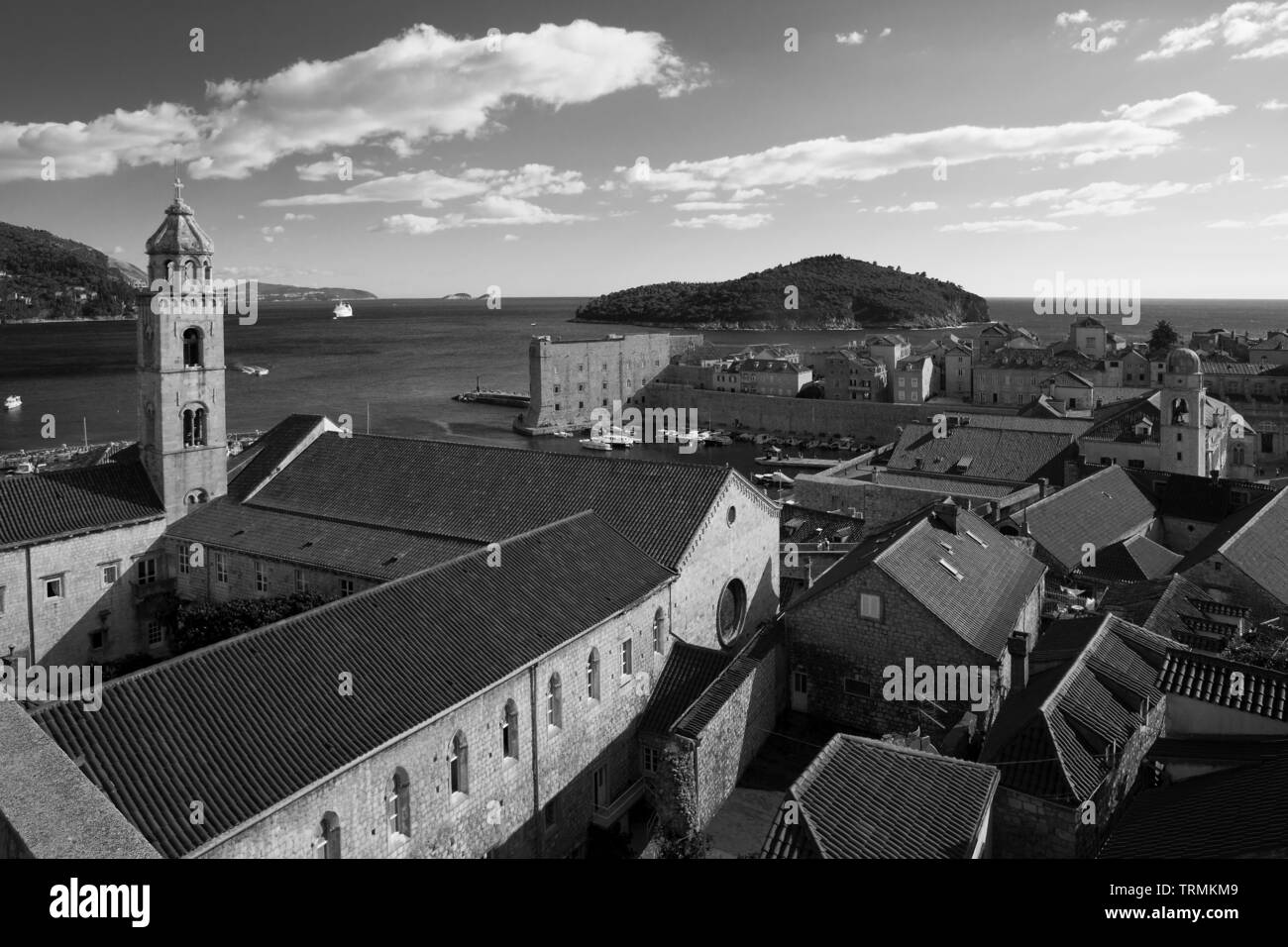 Vue depuis les remparts de la ville, sur la vieille ville de Dubrovnik, Croatie : Monastère dominicain, vieux port, l'île de Lokrum au-delà. Le noir et blanc Banque D'Images