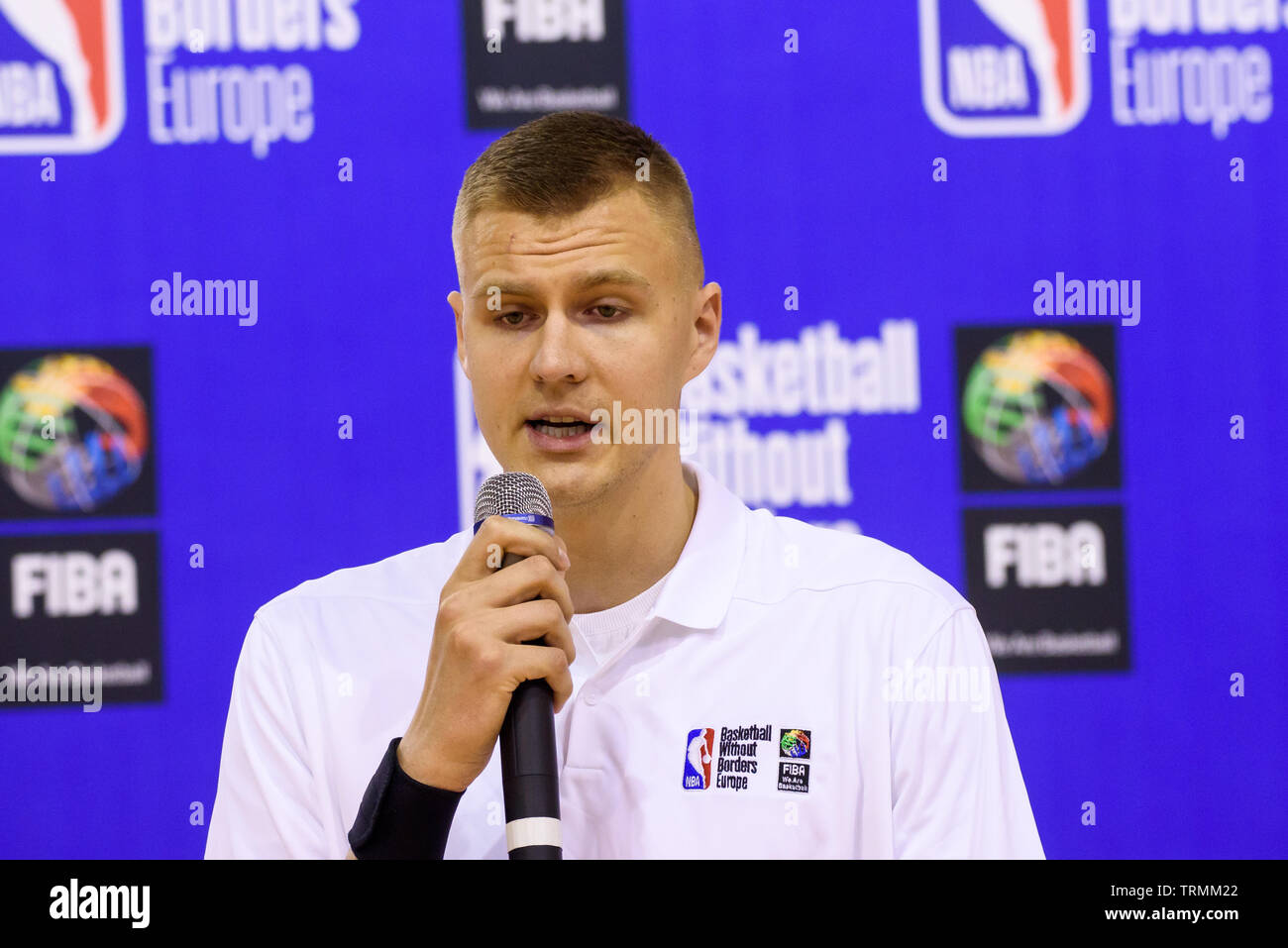 RIGA, Lettonie. 9 juin, 2019. Kristaps Porzingis, joueur professionnel de basket-ball de l'équipe NBA des Dallas Mavericks, au cours de la NBA et la FIBA Basketball camp Sans Frontières (BWB) ouverture de l'Europe. Credit : Gints Ivuskans/Alamy Live News Banque D'Images