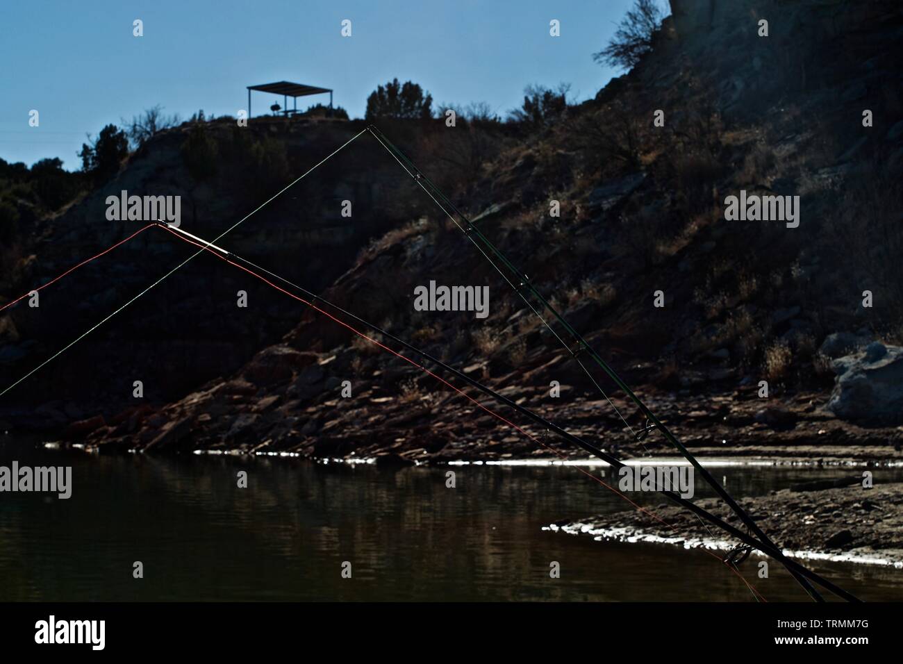 Des cannes à pêche avec appât dehors, le lac de McKinsey, Texas Panhandle. Banque D'Images