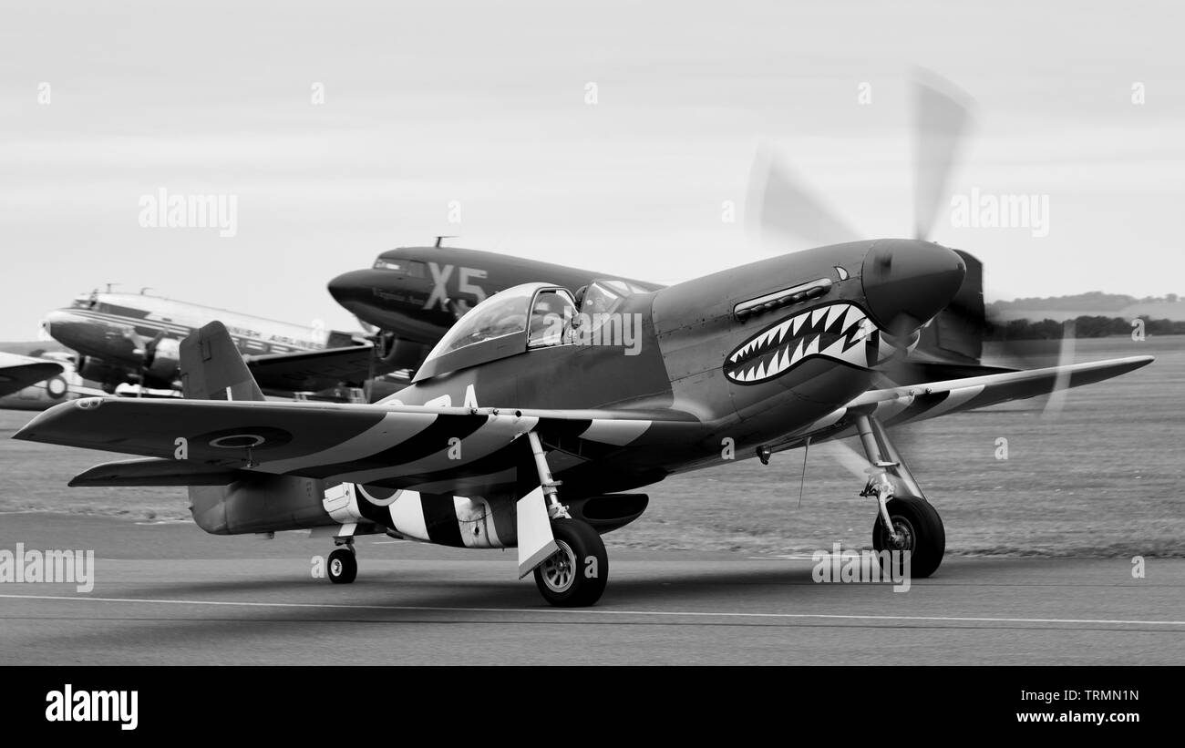 P-51D Mustang (G-SHWN) au-dessus de la normandie Daks Airshow à l'Imperial War Museum, Duxford pour commémorer le 75e anniversaire du Jour J Banque D'Images