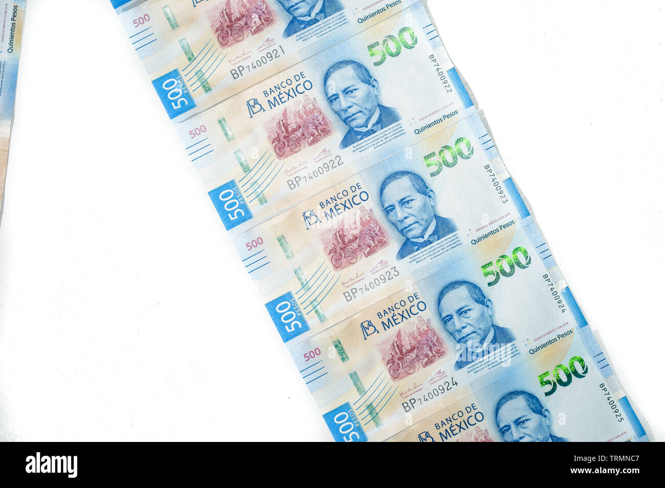 De l'argent mexicain sur fond blanc. Les dépenses, les banques, les affaires, l'industrie, le consumérisme, le capitalisme Banque D'Images