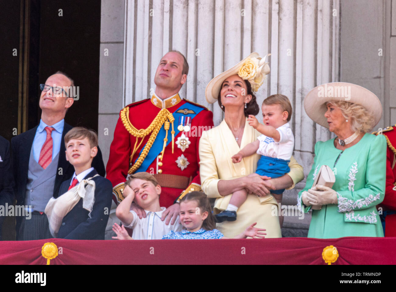 L'observation de la famille royale pour le survol de l'anniversaire de la Reine depuis le balcon du palais de Buckingham, London, Royaume-Uni après la parade la couleur 2019. Le Prince Louis Banque D'Images
