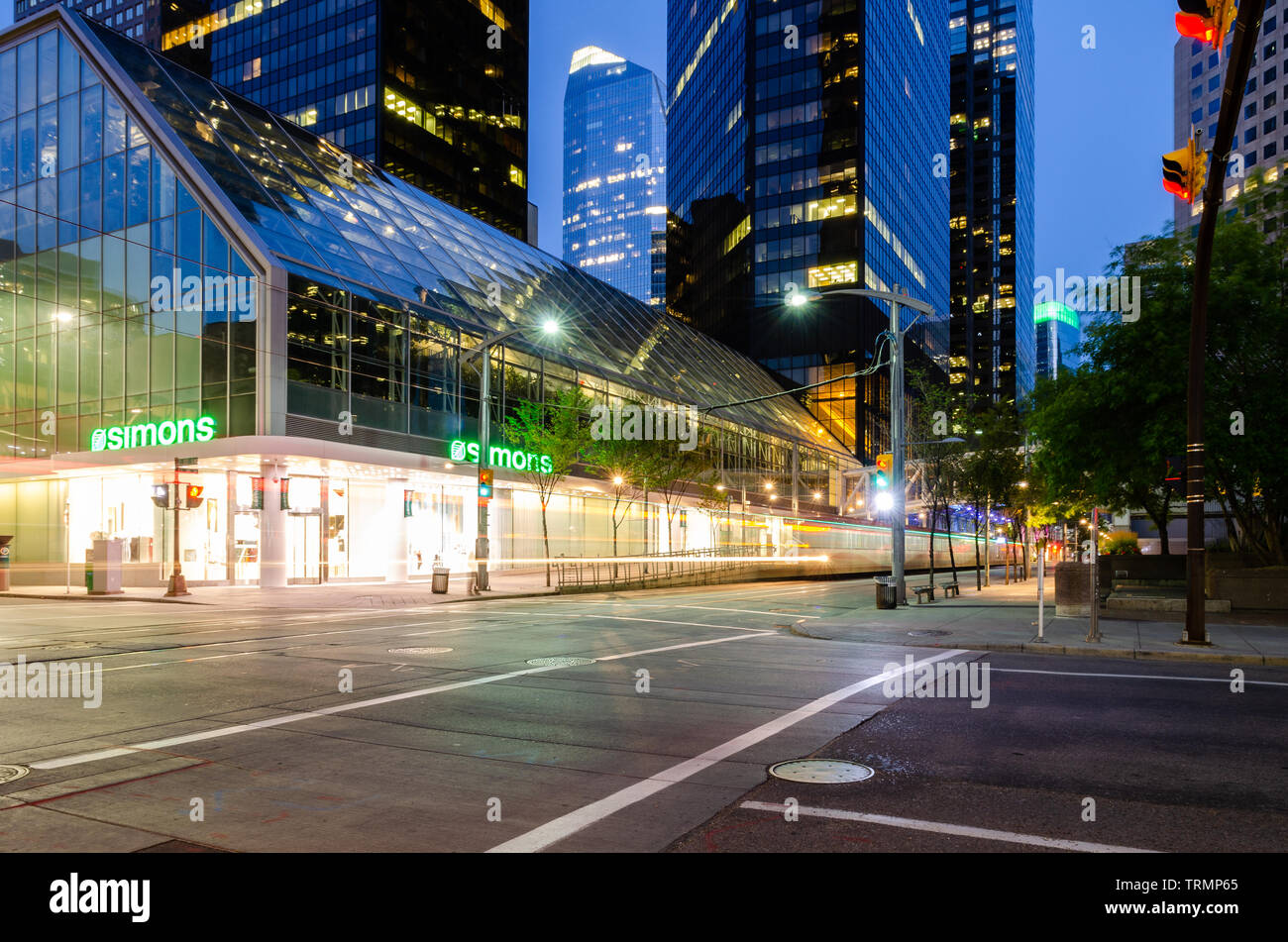 Une longue exposition d'un train sur la 7e Avenue à l'extérieur du magasin de La Maison Simons à Calgary, Alberta, Canada Banque D'Images