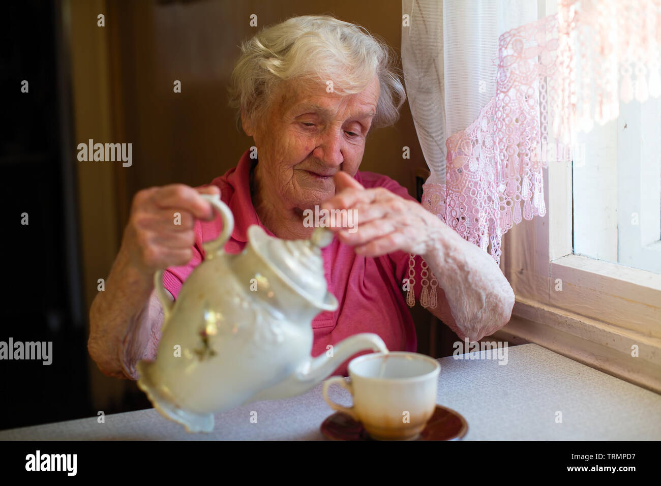 Grand-mère. Senior woman with rides profondes dans sa maison à la cuisine. Banque D'Images