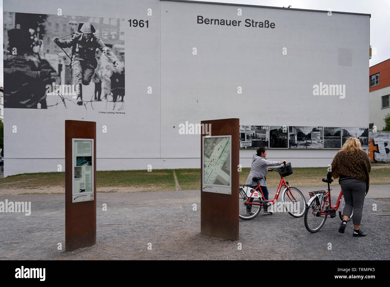Bernauer Straße était célèbre parce que plusieurs tunnels ont été construits à partir de la pour qu'elle traverse le mur. Banque D'Images