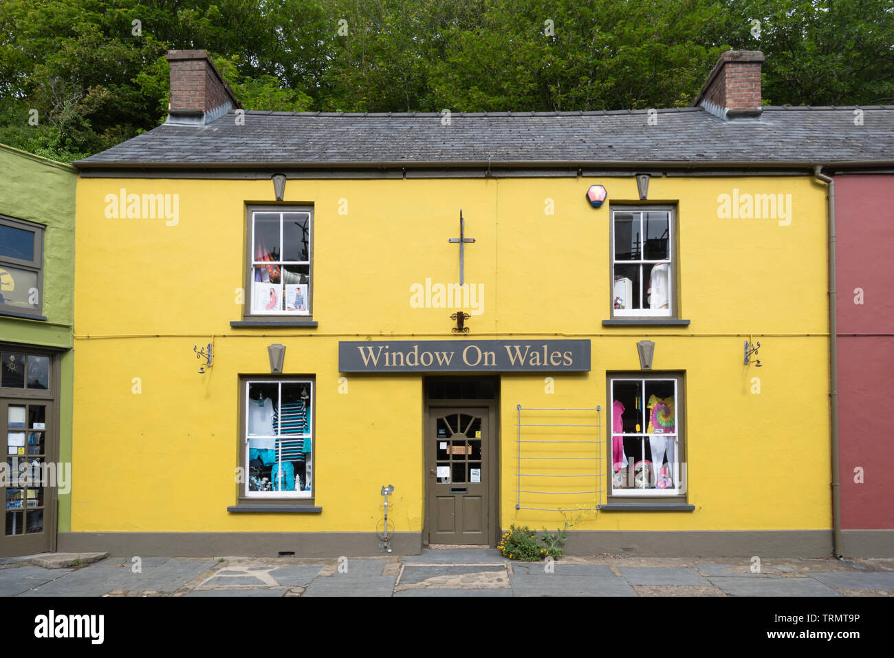 Peint en couleur cadeaux de Solva, Pembrokeshire, Pays de Galles. Fenêtre sur Le Pays de Galles store. Banque D'Images