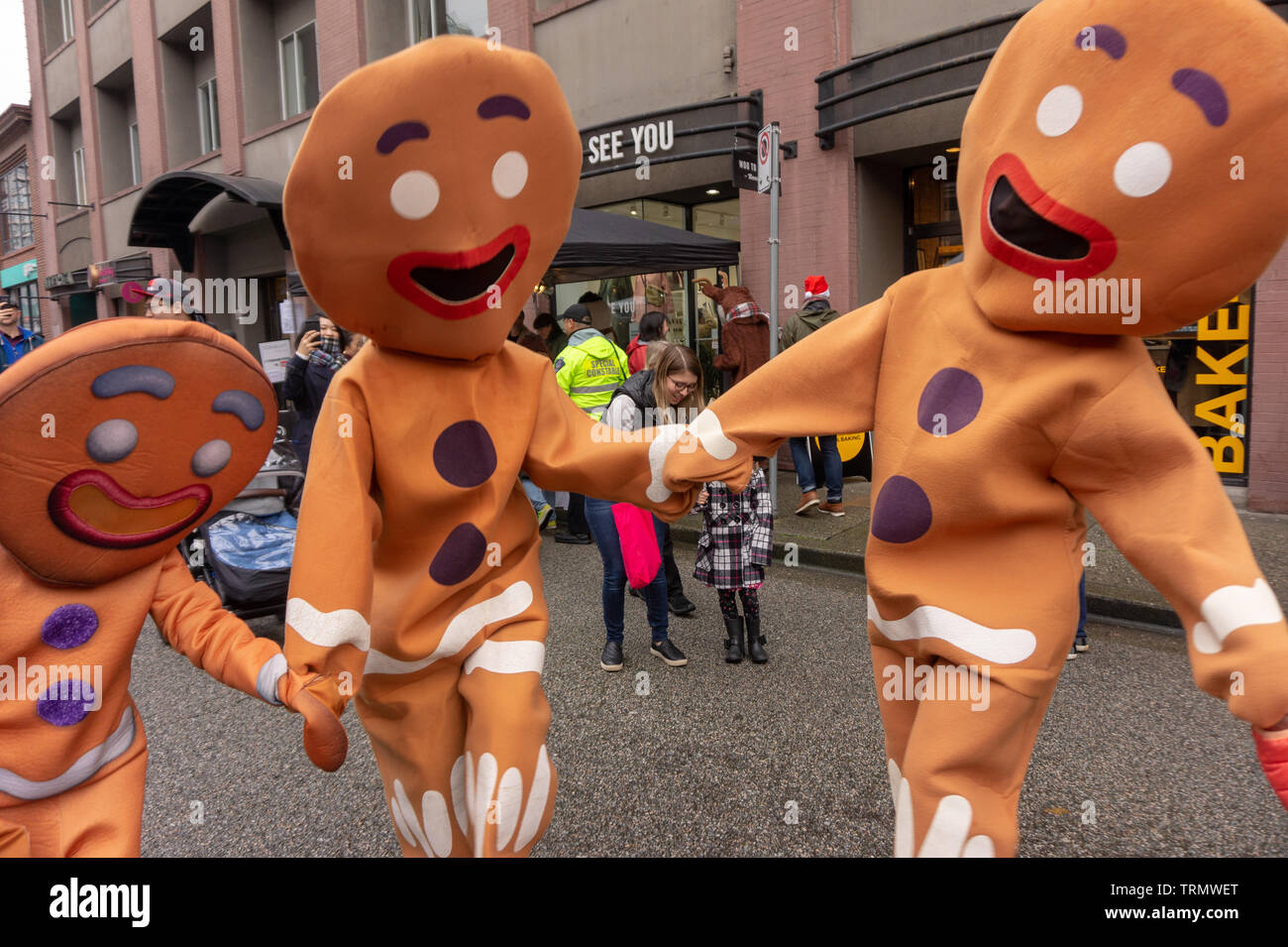 Vancouver, BC, Canada - 11/25/18 : costume d'épice les gens danser et agissant sur une rue de la ville, durant la saison de Noël à CandyTown Yaletown Banque D'Images