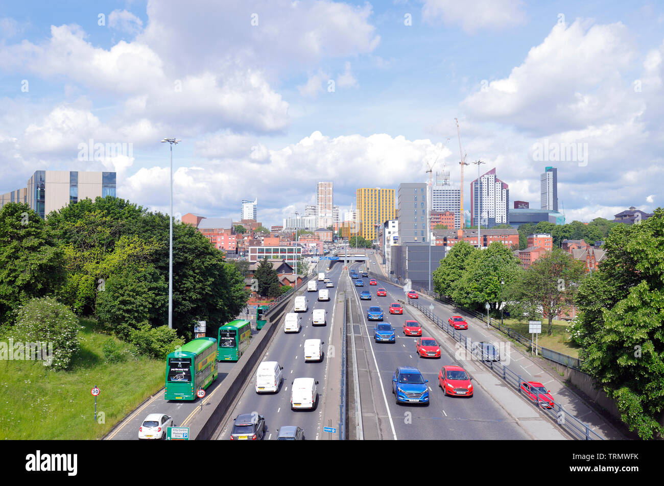 Une image composite de la circulation sur l'autoroute A58 qui traverse la ville de Leeds. Banque D'Images