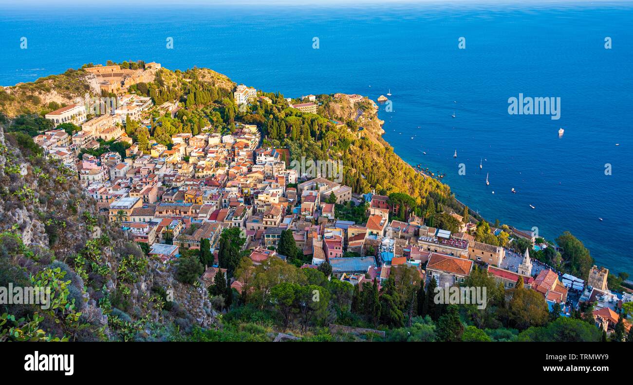 Vue panoramique sur Taormine, charmante ville italienne sur la côte de la mer Méditerranée en Sicile Banque D'Images