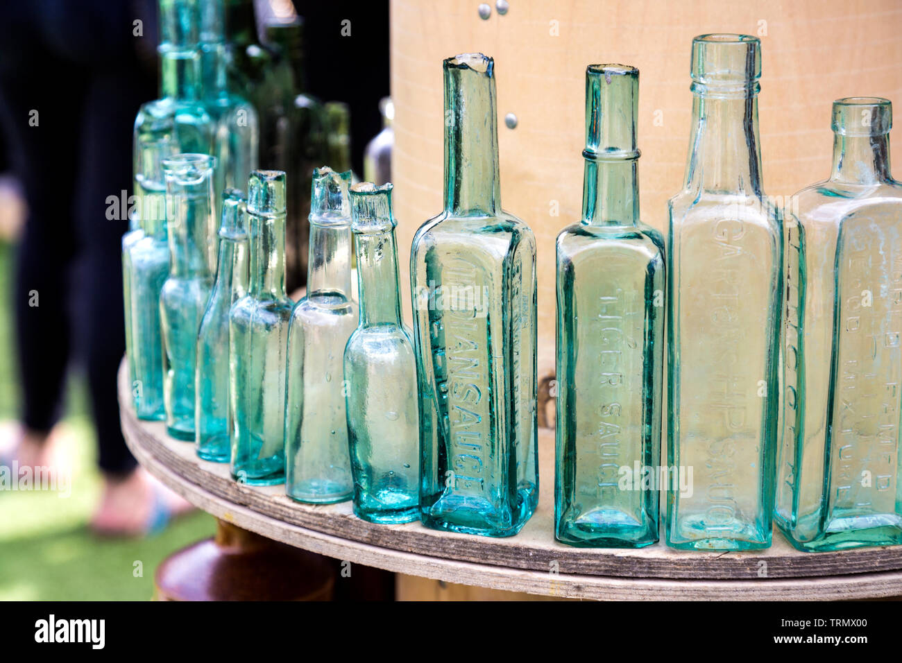 Bouteilles en verre bleu Vintage au marché aux puces de Cour Vinaigre, London, UK Banque D'Images