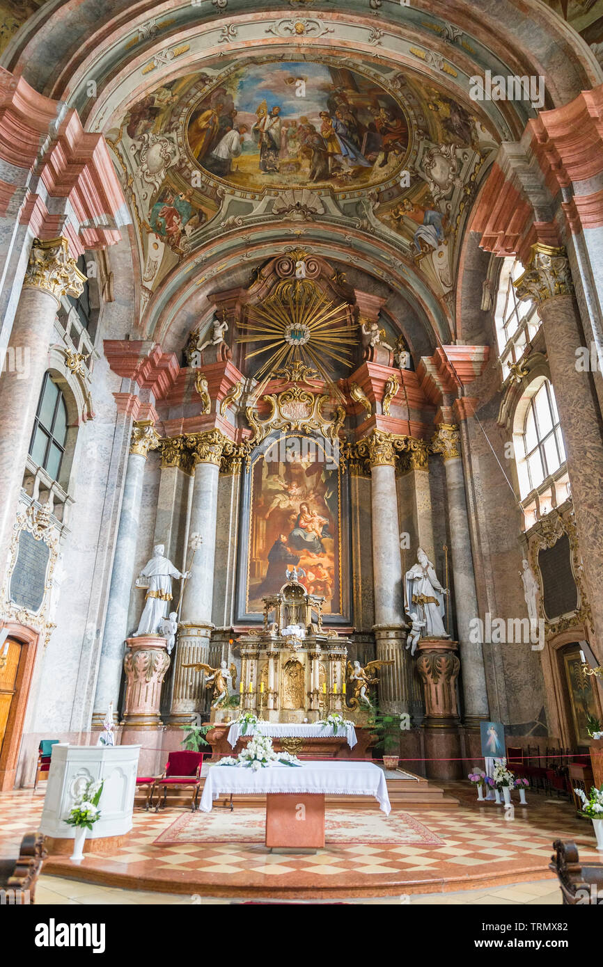 L'autel central église Minorite. Eger. Hongrie Banque D'Images