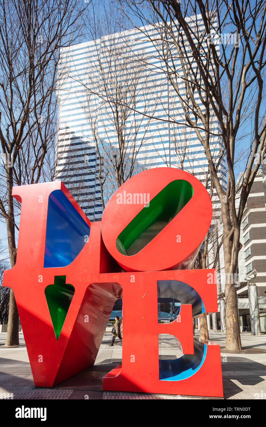 L'Asie, Japon, Tokyo, Shinjuku, de l'amour objet sculpture de l'artiste américain Robert Indiana Banque D'Images