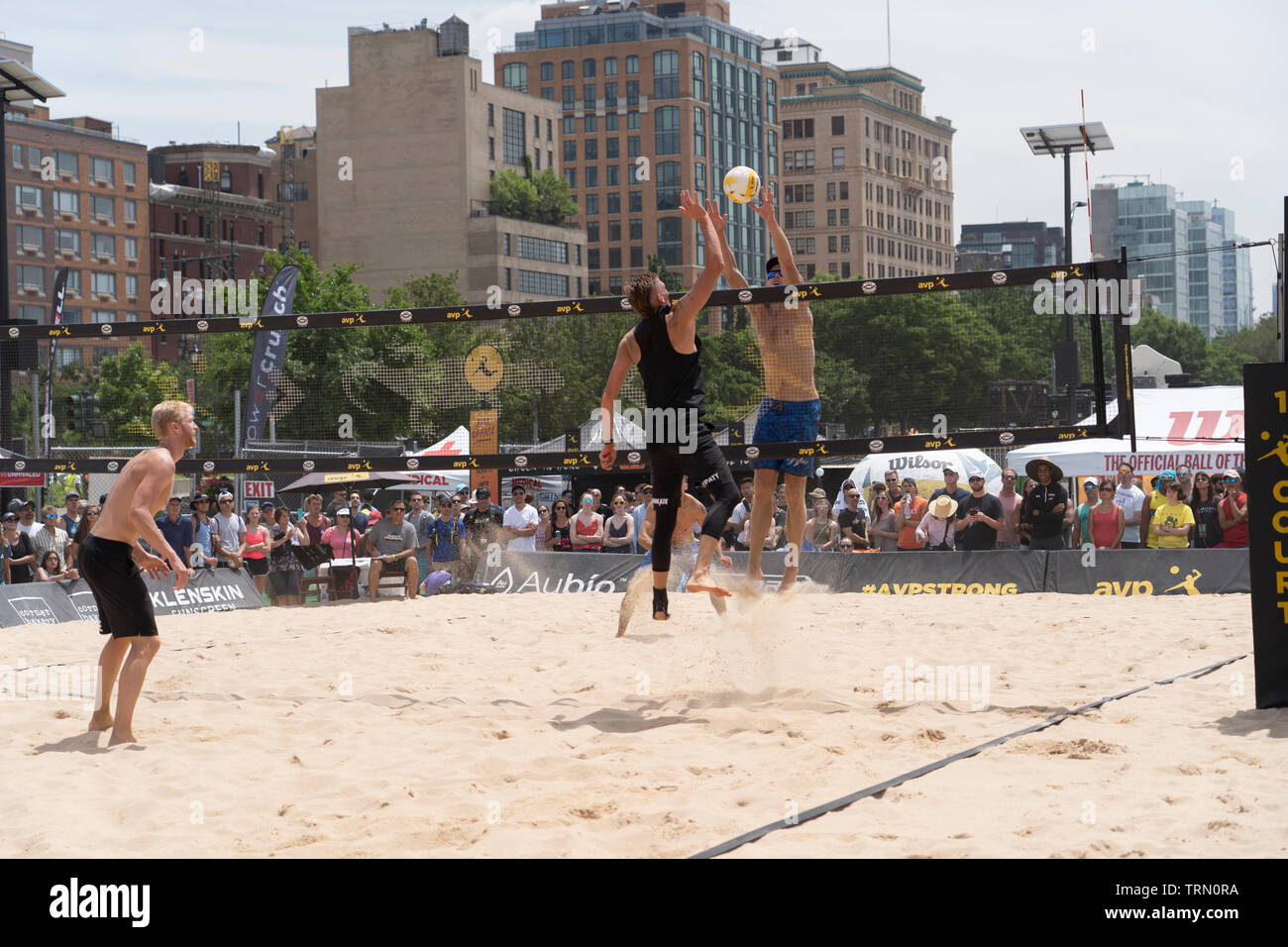 Tri Bourne/Trevor Crabb en compétition contre Chase Budinger/Casey Patterson dans le 2019 New York City Open beach-volley Banque D'Images