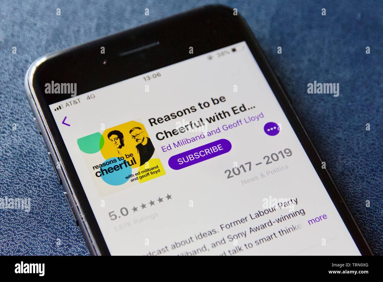 Raisons d'être joyeux avec Ed Miliband et Geoff Lloyd podcast sur un iPhone Banque D'Images