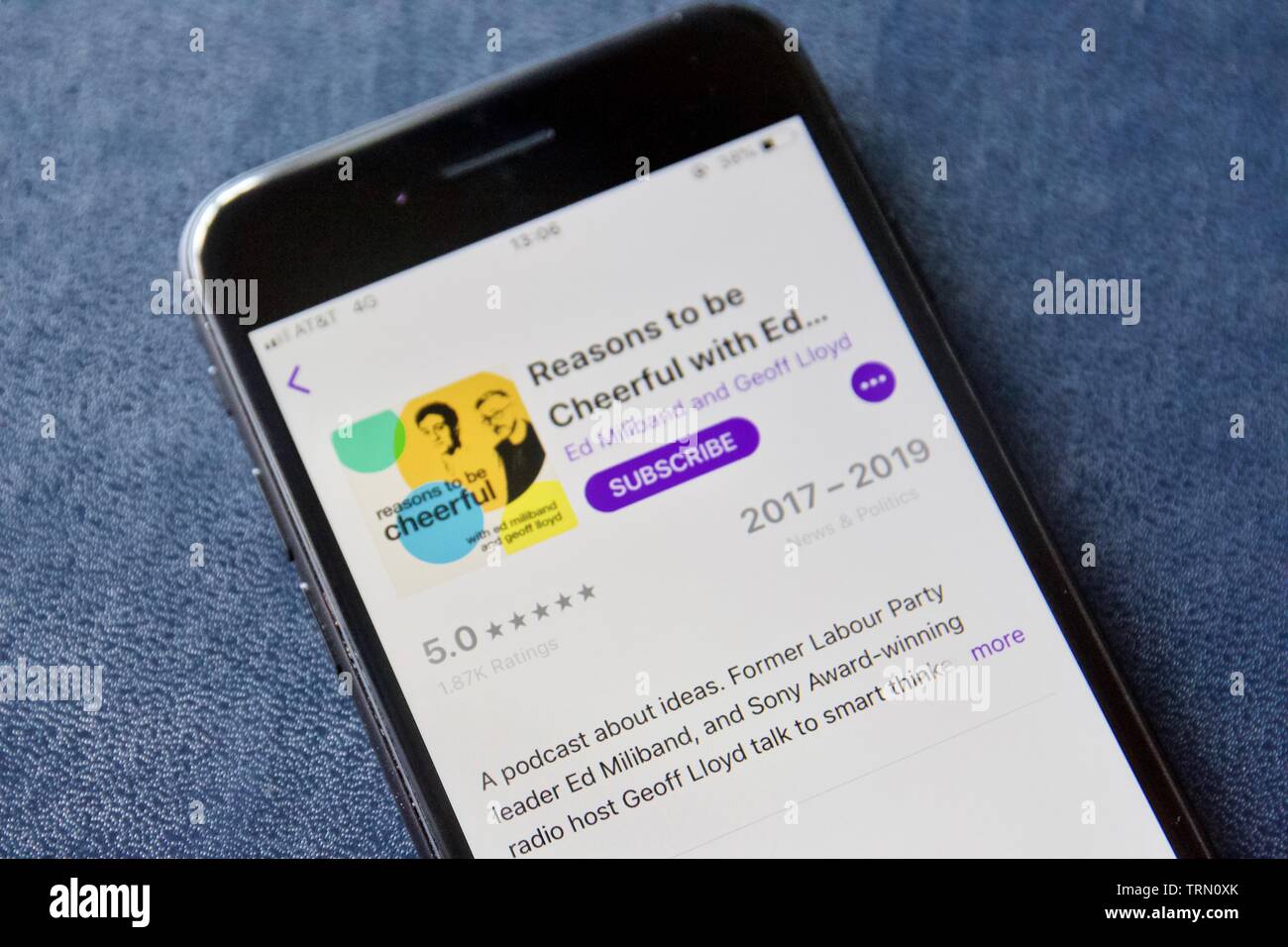 Raisons d'être joyeux avec Ed Miliband et Geoff Lloyd podcast sur un iPhone Banque D'Images